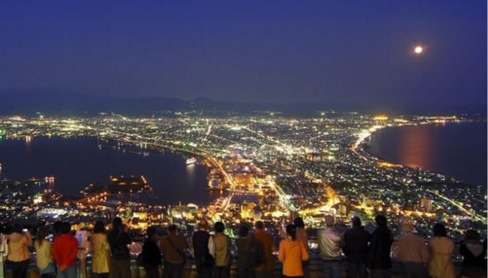 夜晚从函馆山上观看夜景，就像一个闪闪发光的首饰盒
