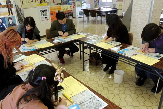 制做阿伊努人的传统乐器（函馆市北方民族资料馆）