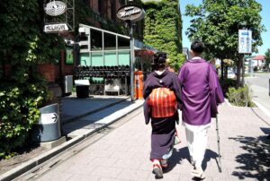 穿着和服漫步街道（函馆服装出租和服&礼服）