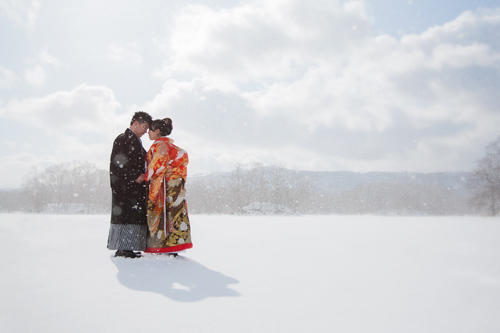 在充满浪漫气息的函馆拍摄婚纱照片。