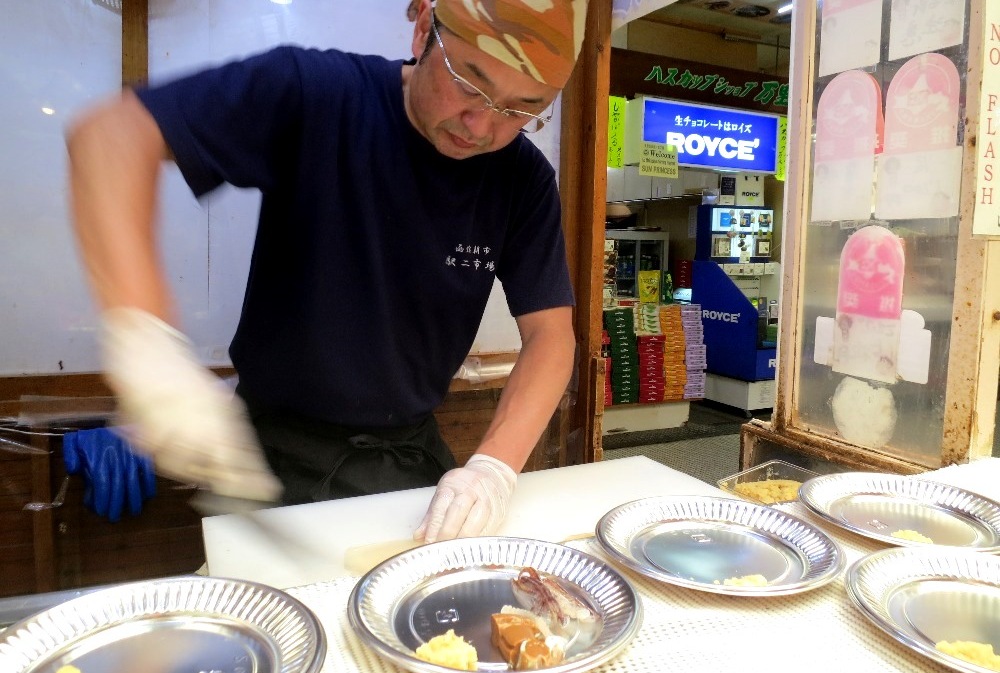 Fishing for fresh squid (Hakodate Morning Market)