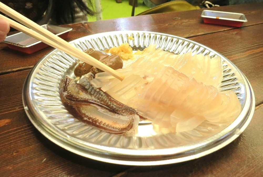 Fishing for fresh squid (Hakodate Morning Market)