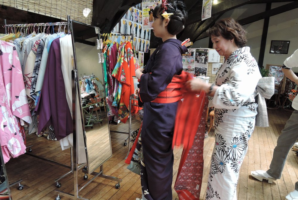 Berjalan kaki dalam balutan Kimono (sewa kostum kimono & gaun di Hakodate)