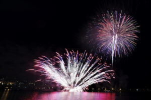 Festival Bunga Api Pelabuhan Hakodate oleh Hakodate Shimbun
