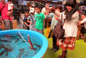 살아 있는 오징어 낚시 체험(하코다테 아침시장)
