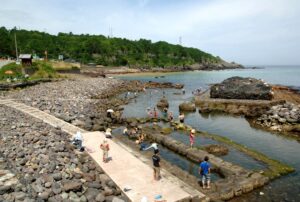 Kolam Air Panas di Laut