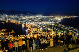 Pemandangan Malam Ekslusif Mesti Dikunjungi di Hakodate: Panduan Akses ke Gunung Hakodate & Menikmati Pemandangan Siang dan Malam (Edisi 2026)