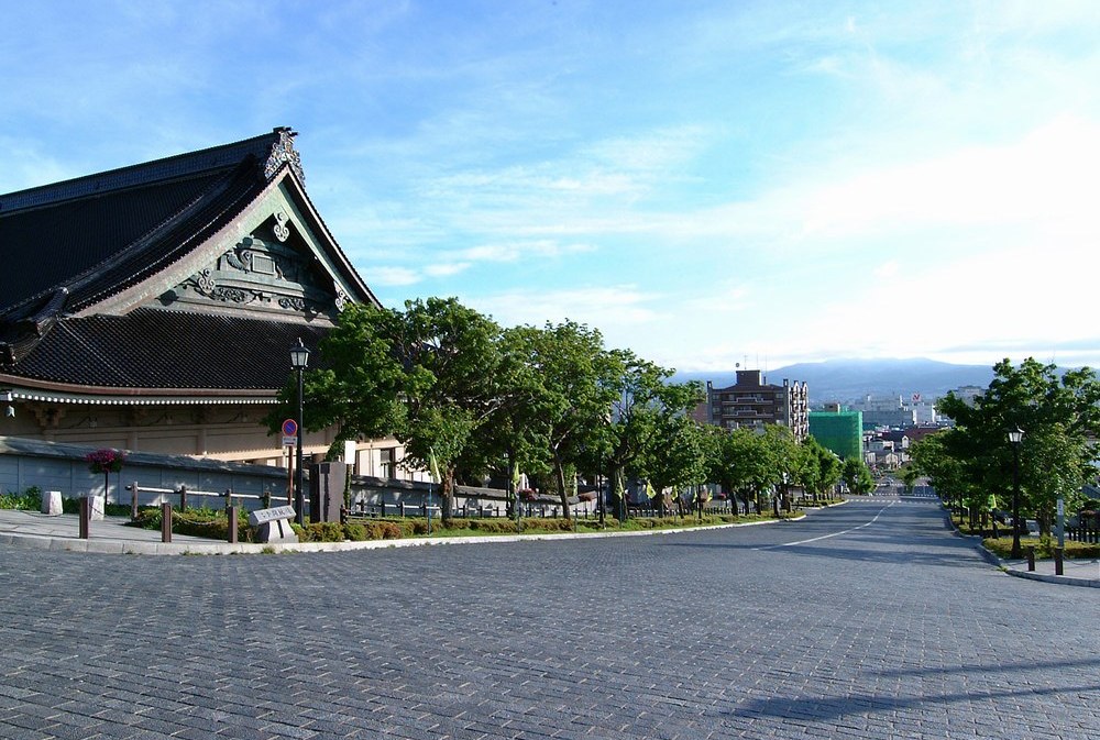 เนินถนนย่านโมโตะมาจิ