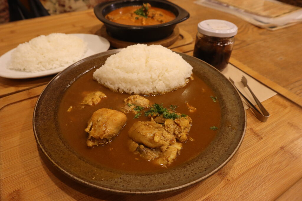 ร้านแกงกะหรี่สไตล์อินเดียและคาเฟ่สวน แลมส์เอียร์ (Ramuzu Iyaa) 